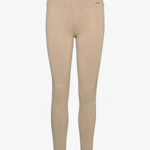 Beige ribbade leggings från Aim'n - Ribbade seamless leggings från Aim'n, endast använda 1 gång! De har en hög midja som ger en smickrande passform. Köptes för 599kr.