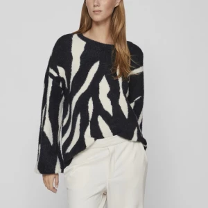 mysig zebra tröja från VILA - Snygg och trendig svart tröja med vitt zebramönster. storlek S! inga tecken på använd men har används några gånger! skriv för egna bilder.