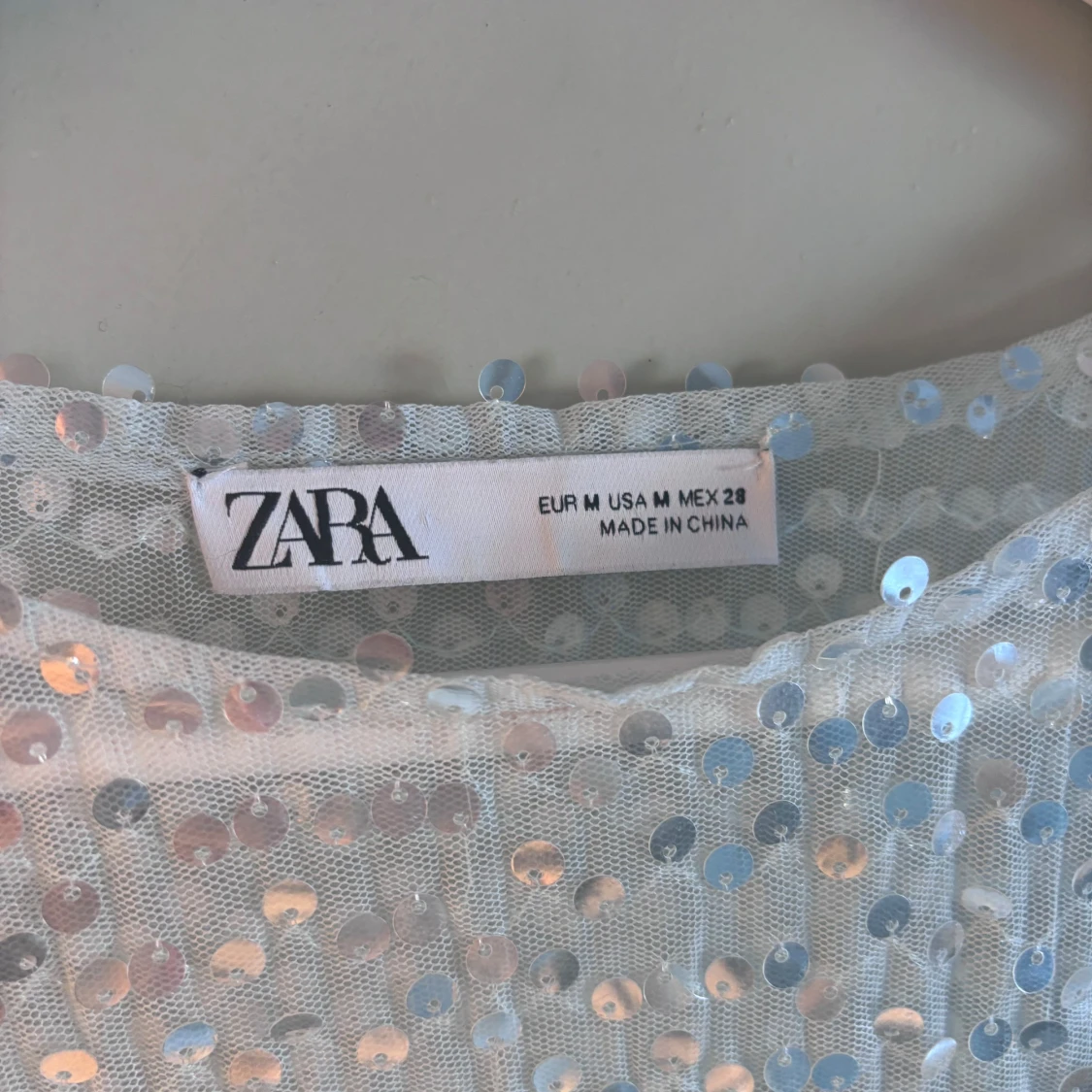 Vit/ljusblå paljettopp från Zara - 2