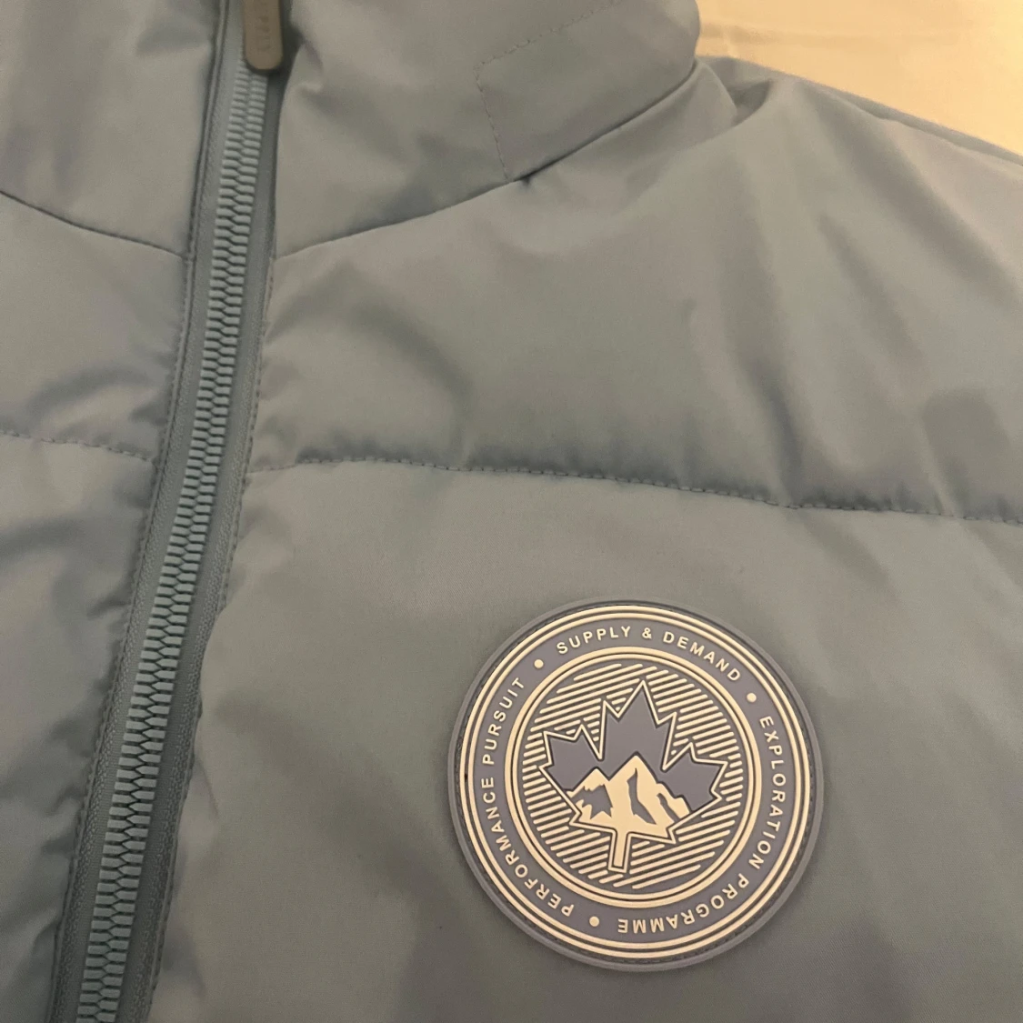 Blå och vit pufferjacka från Supply & Demand - 1