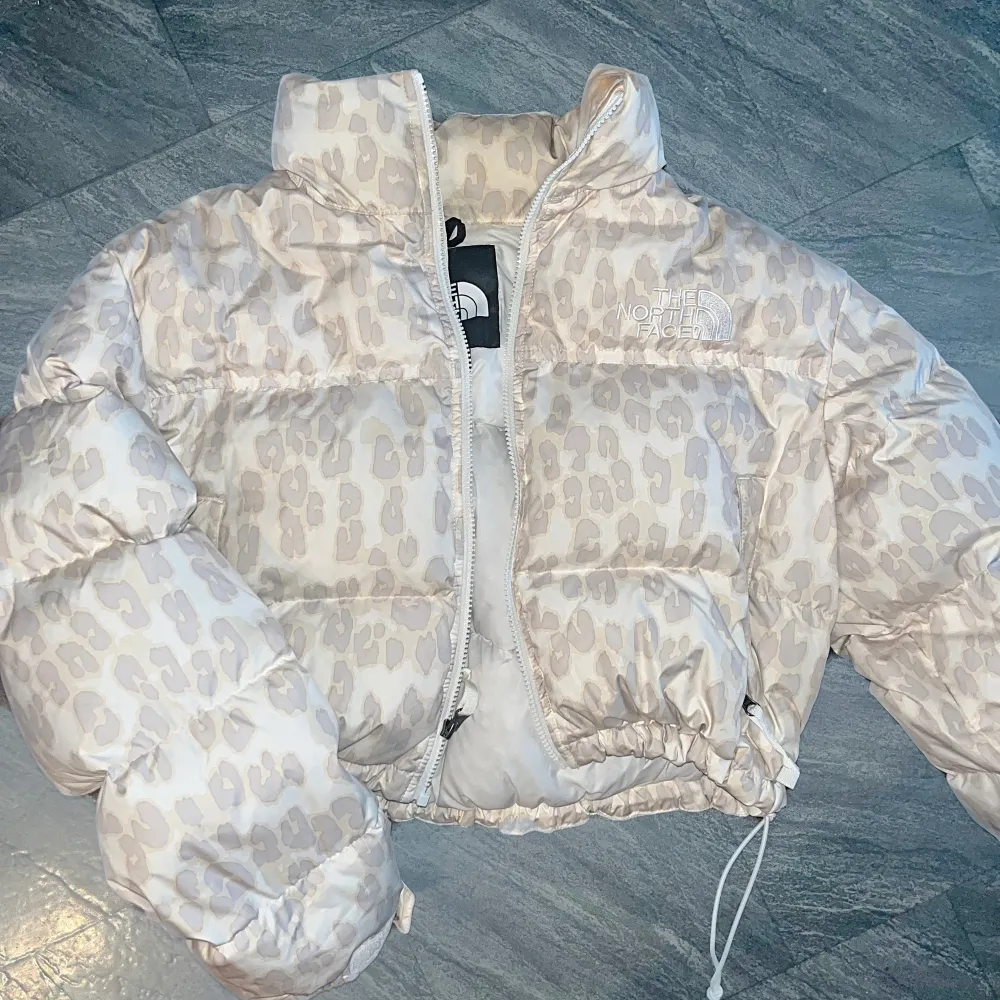 Säljer min North face jacka som är i topp skick, använd 2 ggr. Fler bilder kan skickas. Lite för liten för mig tyvärr - storleken är L men den är liten i storleken och i modellen, mer som en M. . Takit.