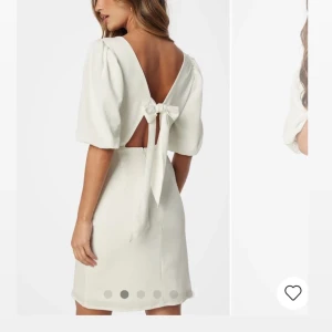 Klänning Vit  - Superfin vit klänning från Bubbleroom med puffärmar och rosett i bak (som täcker bh-bandet). Säljer denna pga fel storlek :( Helt perfekt student- och sommarklänning!! 🌸🩷Skriv för fler bilder 🫶🏼