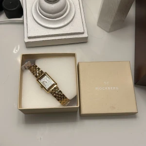 Klocka från Mockberg - Säljer denna populära klocka från mockberg i guld färg💕💗 klockan är helt oanvänd och har lappen kvar, den har alltså inte justerats till en annan storlek