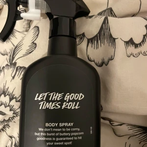 Let The Good Times Roll Body Spray -  Lush 'Let The Good Times Roll'. Den har en doft av smörig popcorn och vanilj,  200 ml men använd bara två gånger så det finns ungefär 85% av parfymen kvar 
