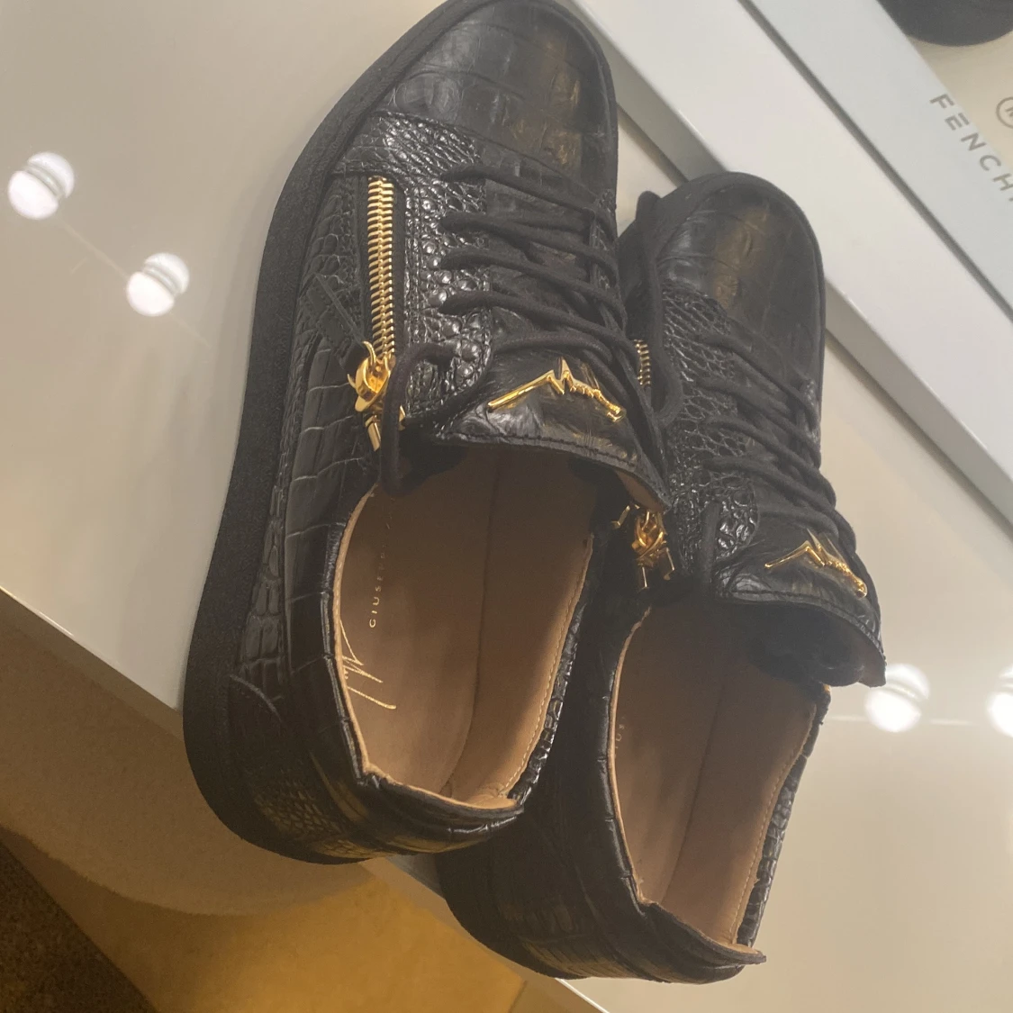 Svarta Guiseppie zanotti öppen för byten - 3