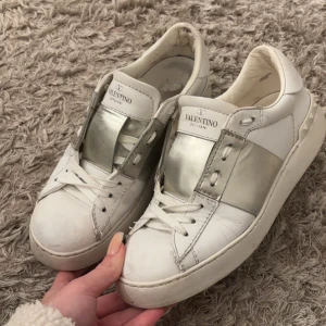 Valentino Open sneakers i vitt och silver - Intressekol!! Snygga Valentino Open sneakers i vitt med en bred silverrem över snörningen. Bra skick men ändå andvända. Bytt snören så dem är fräscha. Skriv för frågor❤️