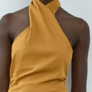 Halterneck topp - Jättefin ny topp från Zara! Prislappen är kvar och den är slutsåld! Tyvärr för liten för mig.. 