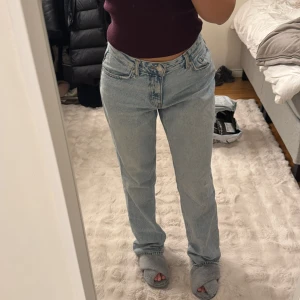 Ljusblå jeans med rak passform - Snygga ljusblåa raka jeans från Gina. Ska egentligen sitta tajtare vid låren. De är högmidjade 