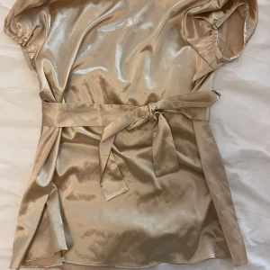 Fest topp - Supersnygg guldig fest topp med knyte! ✨ Storlek M men passar mig som vanligtvis bär S.