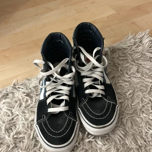 Svart och blå sneakers från Vans - Säljer mina vans skor i blå svart. Dem är i storleken 38 och är knappt använda bara några fårtal gånger.❤️