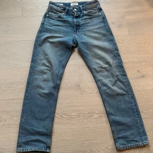 Blå jeansbyxor - Säljer ett par klassiska blå jeansbyxor med relaxed passform och med modellen Chris från Jack and Jones. Perfekta för en avslappnad stil. Storlek 27/30 Nypris 600