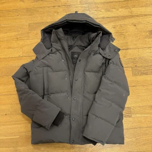 ny canada goose jacka wyndham med äkta päls - helt ny cg wyndham dustbag och handbag ingår 10/10 kondition priset kan diskuteras