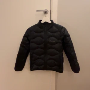 Svart dunjacka från Peak Performance - Säljer en svart dunjacka från Peak Performance. Storlek 140, dragkedja på fickorna, ingen luva. Säljar för 500 pris kan diskuteras (vill bli av med)