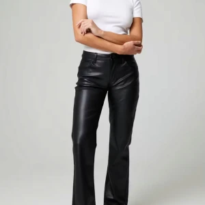 Svarta skinnbyxor - Passar perfekt till höst/vinter. I ett super bra skick, endast använd 1 gång. Dom är lågmidjade, köpt på Vinted 