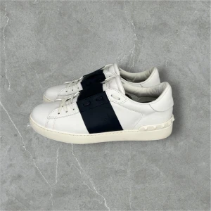 Valentino Open Navy 43 - Storlek 43 (sitter lite större) - Mycket fint skick helt utan skador - Endast skorna medföljer - 100% äkta - Riktigt kap helt enkelt!