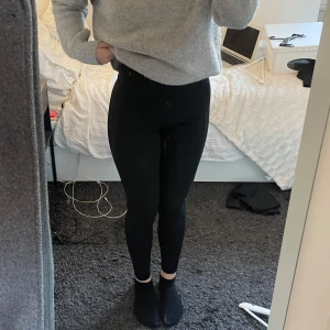 Svarta träningstights - Svarta träningstights från SOC. Har ett litet hål på rumpan