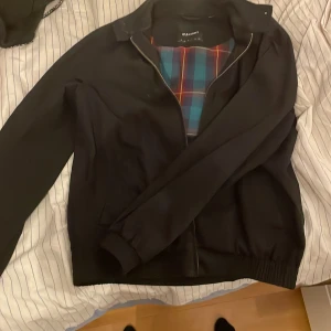 Lyle & Scott jacka - Lyle&scott jacka i storlek small. Denna jackan är ganska stilren och passar otroligt bra med en hoodie under. Den är i otroligt bra skicka och ganska oanvänd.      Original pris 1300 kr