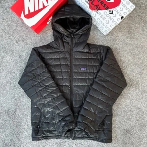 Patagonia Jacka - Hej, säljer denna super trendiga jacka nu. Perfekt inför våren och super snygg! Mini slitage finns men annars är den super!🙌 Leverans sker inom 48h.✅ Hör av er vid minsta fråga eller fundering!🤟Dragkedjan är även lite klurig men brukar funka bra!