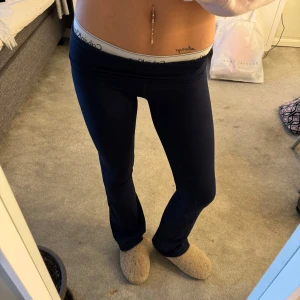 Svarta leggings från Lululemon - Snygga svarta leggings från Lululemon med hög midja. Storlek S. De är i ett stretchigt material.