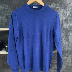 Blå tröja Jacob Cohën - Hej! Säljer en stilren blå tröja från Jacob Cohën. Tröjan har en klassisk rund hals och långa ärmar. Perfekt för en avslappnad men snygg look. Passar bra till både jeans och chinos. (Nypris ca 5000kr) // SweStile