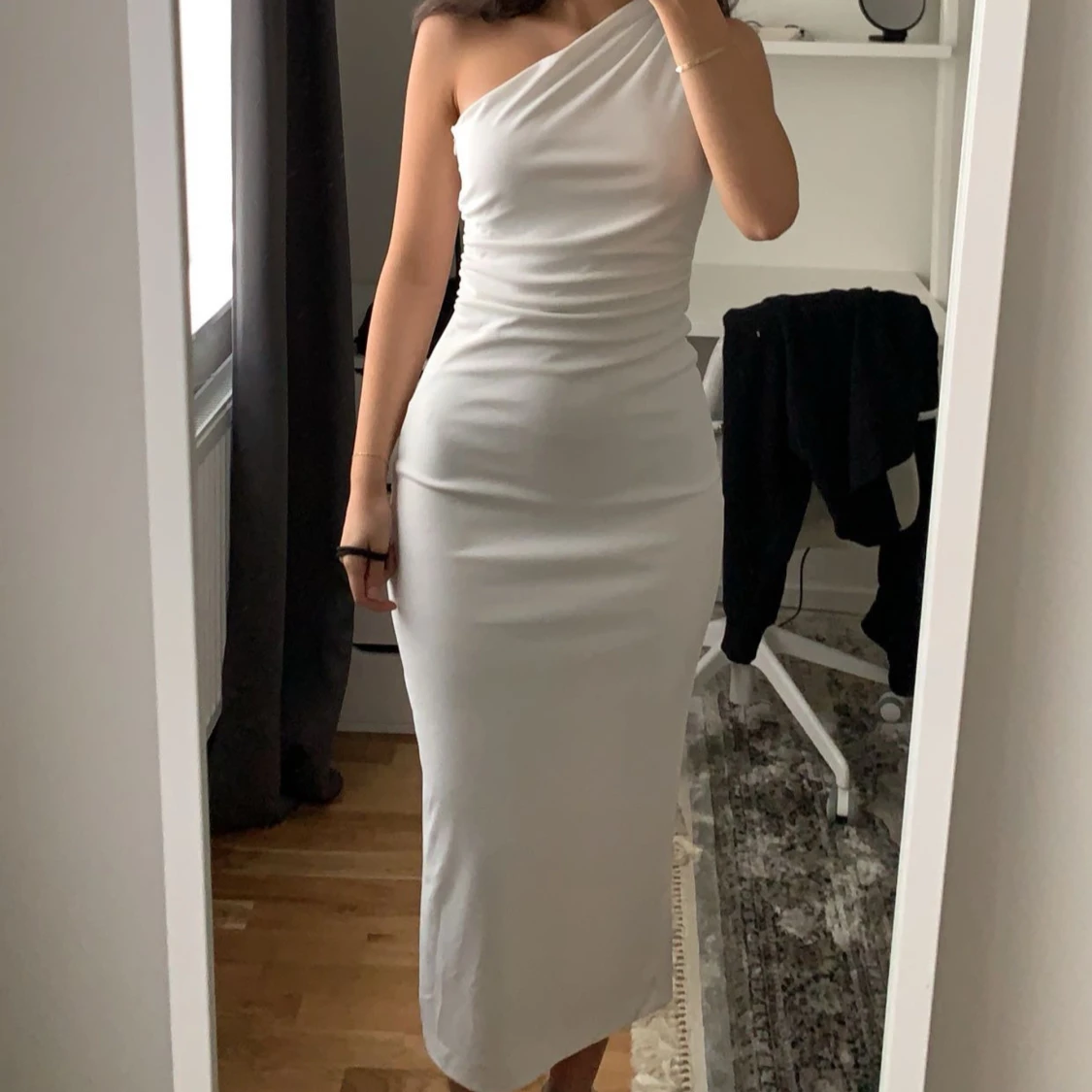 Vit oneshoulder klänning