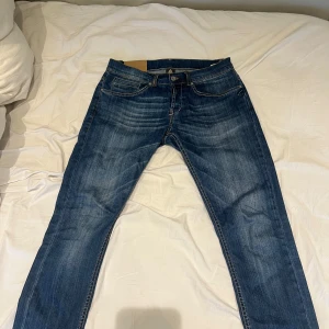 Dondup jeans blåa - Säljer mina dondup jeans strlk 32. Dom är i fint skick. Nypris ca 2700kr. Pris kan diskuteras
