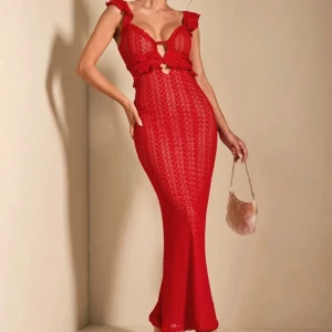 Röd långklänning med volangdetaljer - Snygg röd långklänning med volangdetaljer och öppen rygg. Klänningen har en tight passform och knytning i ryggen. Perfekt för en festlig kväll!