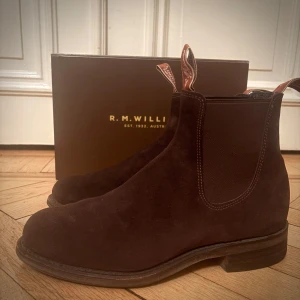 R.M williams chelsea boots mocka - 🏝️Trendiga R.M williams i fint skick🏝️🍹Storlek 7 UK viket motsvarar ungefär 41-41,5🍹 | Skick: 9,5/10 | Nypris: ~5500kr | 🚫Svarar ej på skambud🚫