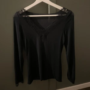 Intimissmi tröja med spets - Svart intimissmi tröja med spets. Skriv vid frågor💓 