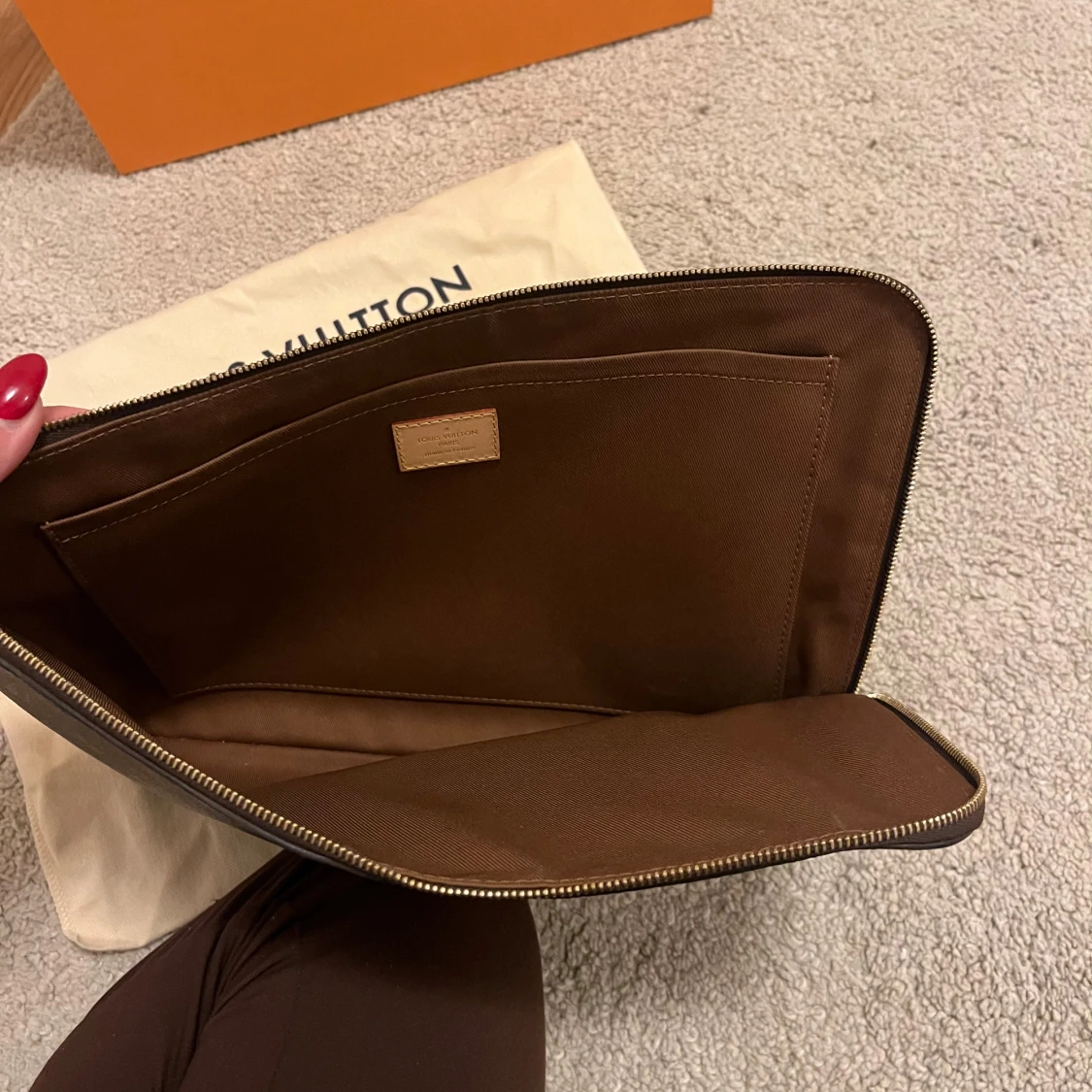 Monogrammönstrad kuvertväska från Louis Vuitton - 2