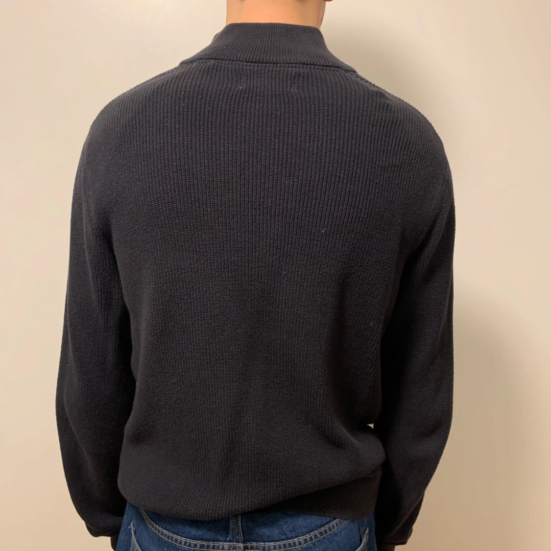 Mörkblå stickad tröja med dragkedja - 1