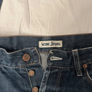 Mörkblå Acne jeans - Snygga mörkblå jeans från Acne