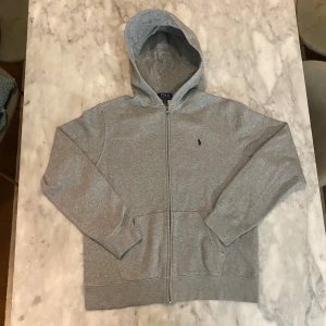Grå Ralph Lauren zip hoodie  - Skick: 8/10  Märke: Ralph Lauren   Storlek: Barnstorlek XL men sitter som en S  Färg: Grå