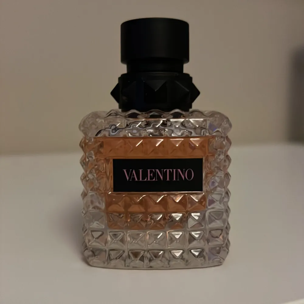 Valentino Born in roma donna 50ml flaska men använd, du ser på bilden hur mycket som är kvar . Perfume.