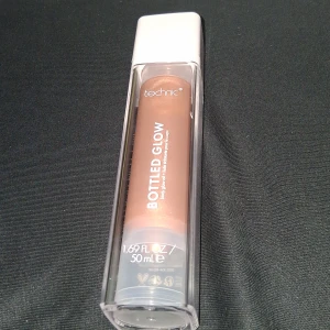 Bottled Glow från Technic - Technic Bottled Glow är en flytande highlighter i en praktisk pumpflaska. Den har en varm, skimrande nyans som ger huden en strålande lyster. Perfekt för att skapa en glödande look.