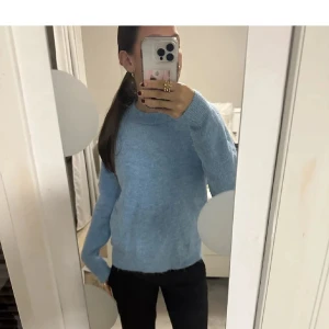 Ljusblå stickad tröja från Zara - Säljer en mysig ljusblå stickad tröja från Zara. Tröjan har en rund halsringning och långa ärmar. Använd max 5 gånger, slutsåld på hemsidan. Nypris 399kr