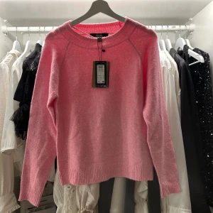 Rosa tröja från Vero Moda - Säljer en snygg rosa tröja från Vero Moda. Perfekt för en stilren look. Den är tillverkad i ett mjukt material som känns skönt mot huden. Passar utmärkt för både vardag och speciella tillfällen! Tröjan är i nyskick och lappen på tröjan sitter kvar! Har du några frågor eller funderingar så ska du inte tveka på att kontakta⭐️