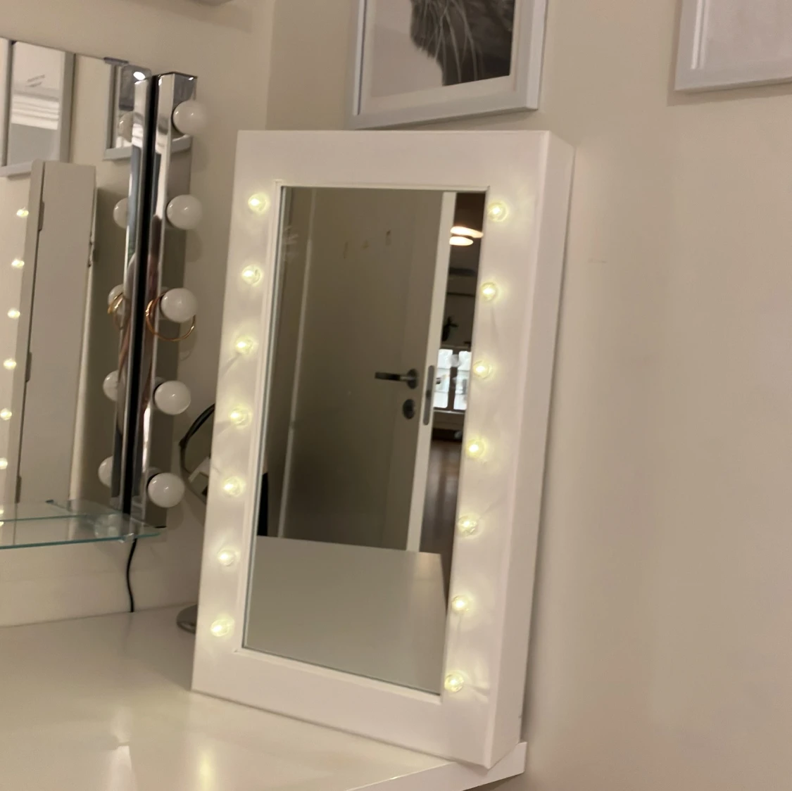 Smyckesskåp med spegel och belysning