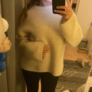 Mohair tröja hm - Bra skick . Tröjan är ljus beige 