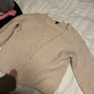 Mysig beige stickad kofta från Lindex i strl M/L ganska liten i strl jag är egentligen s/m, finns lite noppror men går att ta bort och göras som ny säljs för 250kr