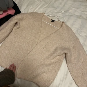 Beige stickad kofta från Lindex - Mysig beige stickad kofta från Lindex i strl M/L ganska liten i strl jag är egentligen s/m, finns lite noppror men går att ta bort och göras som ny säljs för 250kr