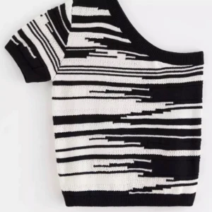 offshoulder topp - Trendig svartvit randig topp med offshoulder-design. Den har korta ärmar och ett unikt mönster som ger en modern look. Perfekt för att sticka ut i mängden. Som ny!