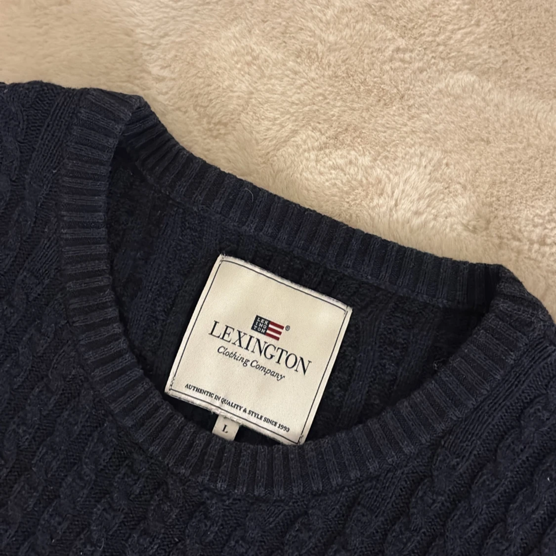 Mörkblå stickad tröja från Lexington - 2