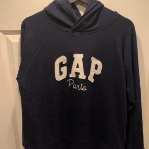 Mörkblå hoodie från GAP - Säljer en snygg mörkblå hoodie från GAP som är lite tunnare och utan ficka. Storlek L men passar M & S också  