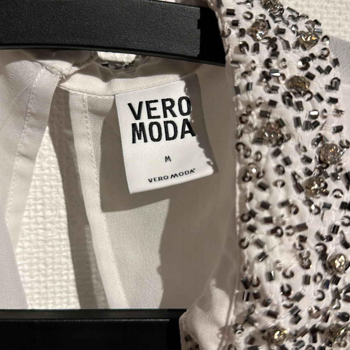 Vit ärmlös blus med pärldetaljer - 4