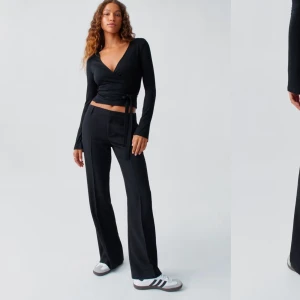 Svarta kostymbyxor - Snygga svarta lågmidjade kostymbyxor, inprinsip oanvända då dom har blivit försmå! 💖💗