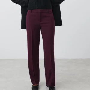 Vinröda kostymbyxor - Strl 34, aldrig använda 💓 120kr+frakt 💘skriv privat om ni vill ha egna bilder så löser jag det! 