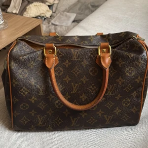 Louis Vuitton  - Säljer nu denna väskan som är använd men som ändå är i fint skick! Vet ej om den är äkta där av priset. Den har även en liten skada på ena sidan men som säkert går att laga! 