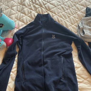 Haglöfs fleece tröja  - Haglöfs fleece tröja, marin blå storlek S. Inget kvitto bort tappad. Köpt på Hede outlet.