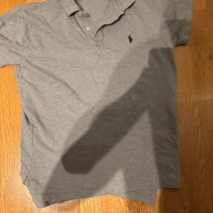 Ralph Lauren piketröja - Sjysst Raffe Pique i väldigt fint skick, väldigt bra pris då dom är så populära! Skriv för mer frågor och information. Äkta såklart storlek s!